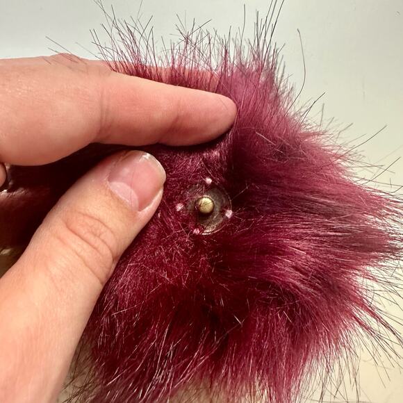 Curations Women's One Size Chunky Knit Beanie Interchangeable 2 Faux Fur Poms - Picture 5 of 6